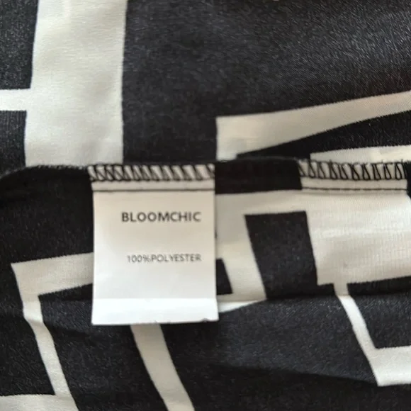 NWT Bloomchic 30 Plus, V-neck Blouse Beautiful black w/white, very elegant! - Picture 6 of 6